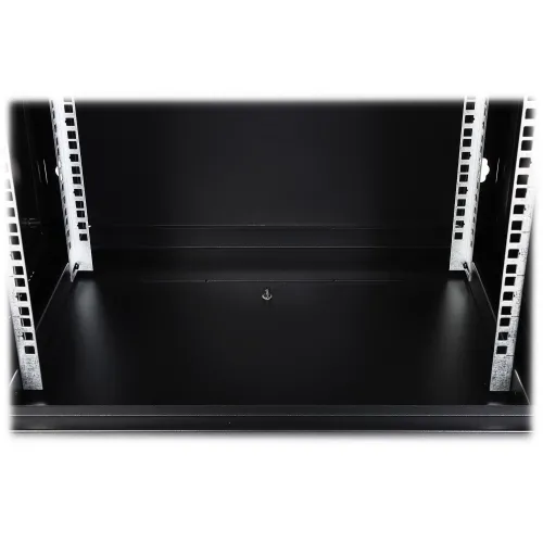 Czarny, metalowy przepust kablowy w podłodze szafy serwerowej z centralnie umieszczonym otworem na kable. Wnętrze szafy jest puste, z widocznymi metalowymi wspornikami po bokach.