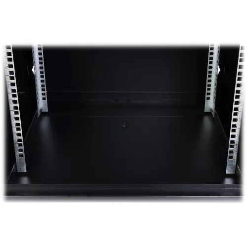 Czarna, metalowa szafka serwerowa z otworem przepustowym na kable w podłodze. Wnętrze szafki jest puste, z widocznymi metalowymi szynami po bokach.