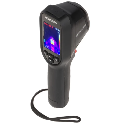 Ręczna kamera termowizyjna Hikvision DS-2TP31B-3AUF o ogumowanej obudowie z wyświetlaczem pokazującym obraz termiczny. Urządzenie posiada przyciski sterujące pod ekranem oraz pasek na nadgarstek.