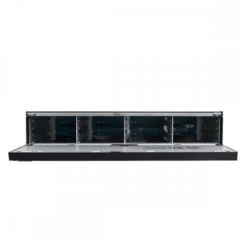 Zdjęcie przedstawia otwarty rejestrator IP BCS z widocznymi wnętrznościami, w tym miejscami na dyski twarde. Obudowa jest czarna, a wnętrze srebrne, z wyraźnie zaznaczonymi przegrodami na komponenty.