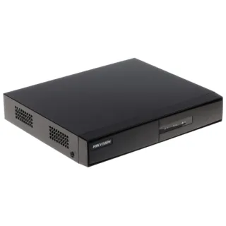Czarny rejestrator IP Hikvision z gładką obudową i logo na przednim panelu. Urządzenie posiada otwory wentylacyjne po bokach.