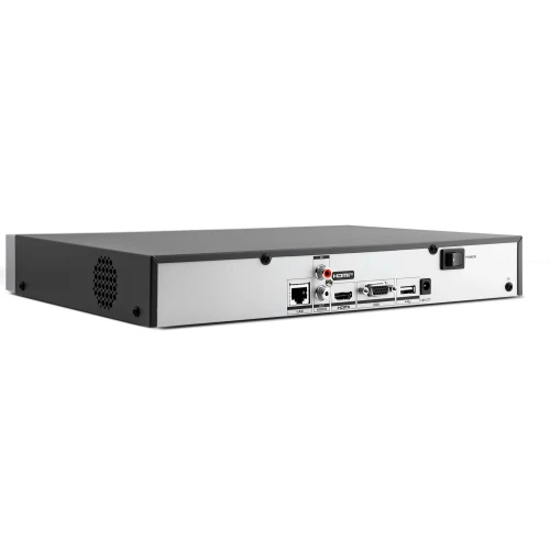 Na zdjęciu znajduje się srebrno-czarny rejestrator IP z różnymi portami z tyłu, w tym HDMI, USB i Ethernet. Urządzenie ma prostokątny kształt i jest ustawione na białym tle.
