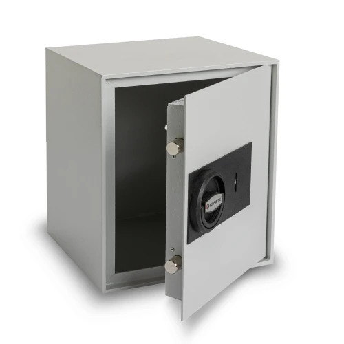 Na zdjęciu znajduje się otwarty sejf w kolorze szarym z czarnym zamkiem szyfrowym na drzwiach. Sejf ma prostą, kanciastą konstrukcję i jest ustawiony na białym tle.