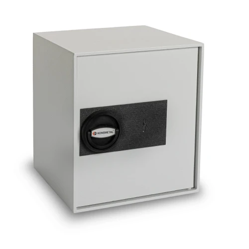 Kwadratowy, szary sejf z czarnym zamkiem kluczowym na przedniej stronie. Sejf ma prosty, minimalistyczny design i jest ustawiony na białym tle.