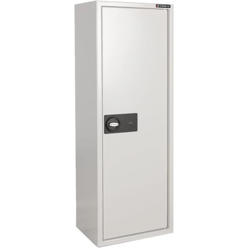 Na zdjęciu znajduje się wysoki, prostokątny sejf na broń długą w kolorze jasnoszarym z czarnym zamkiem szyfrowym na drzwiach. Sejf ma prosty, minimalistyczny design z logo producenta w górnym rogu.
