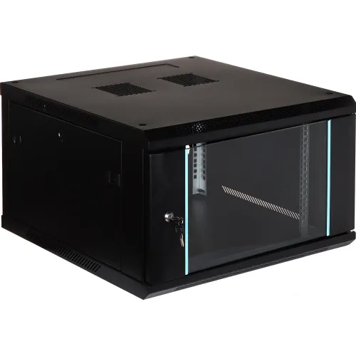 Czarna, wisząca szafa rack z przeszklonymi drzwiami i zamkiem na klucz. Posiada otwory wentylacyjne na górze oraz boczne panele.