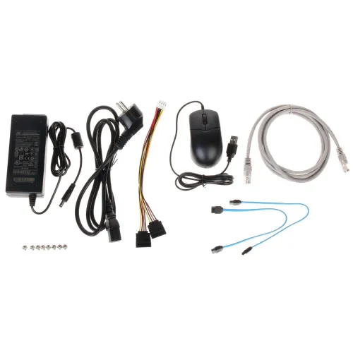 Na zdjęciu znajduje się zestaw akcesoriów komputerowych, w tym zasilacz, różne kable, mysz komputerowa oraz śrubki. Elementy są rozłożone na białym tle, ukazując ich różnorodność i przeznaczenie.