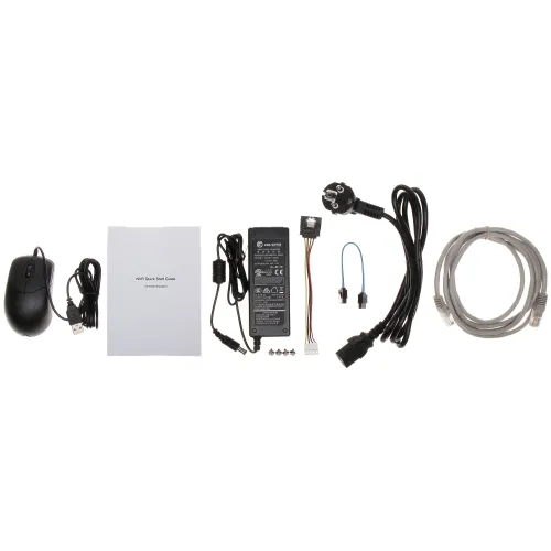 Na zdjęciu znajduje się zestaw akcesoriów elektronicznych, w tym myszka, zasilacz, kable sieciowe, przewody oraz instrukcja obsługi. Elementy są ułożone w rzędzie na białym tle.
