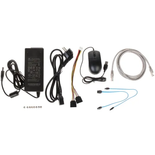 Na zdjęciu znajduje się zestaw akcesoriów komputerowych, w tym zasilacz, mysz, kabel Ethernet, przewody z wtyczkami oraz śrubki montażowe. Elementy są rozłożone na białym tle, co ułatwia ich identyfikację.