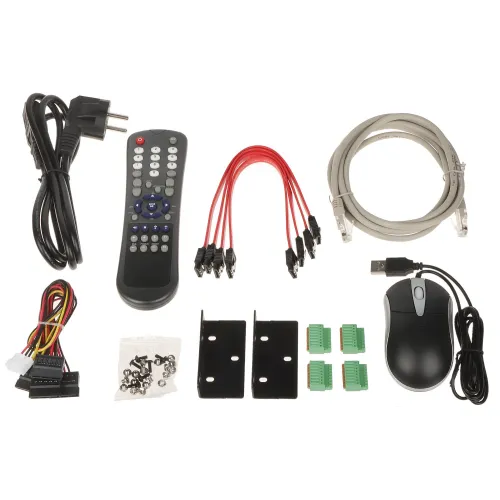 Zestaw akcesoriów elektronicznych zawiera pilot, mysz komputerową, kable zasilające, przewody połączeniowe, uchwyty montażowe oraz złącza. Elementy są rozłożone na białym tle, ukazując różnorodność komponentów.