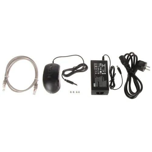 Na zdjęciu znajduje się zestaw akcesoriów komputerowych, w tym kabel sieciowy, mysz komputerowa, zasilacz oraz kabel zasilający. Obok nich leżą trzy małe śrubki.