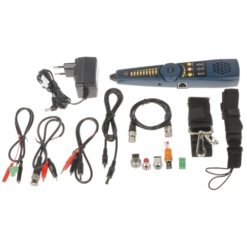 Na zdjęciu znajduje się zestaw narzędzi do testowania sieci, w tym tester kabli, zasilacz, różne kable i adaptery. Elementy są rozłożone na białym tle, co ułatwia ich identyfikację.