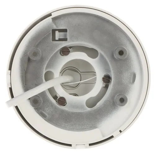 Zdjęcie przedstawia widok od spodu okrągłej kamery monitoringu z widocznym mocowaniem i przewodem wychodzącym z centralnej części. Obudowa jest w kolorze białym, a metalowe elementy mocujące są widoczne na tle szarej powierzchni.