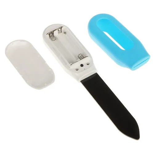 Zdjęcie przedstawia rozłożony pilnik elektryczny z widoczną komorą na baterie oraz niebieską osłoną. Obudowa jest biała, a część pilnika ma czarną powierzchnię ścierną.