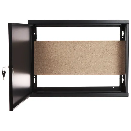 Otwarta metalowa obudowa z zamkiem i kluczem, z widoczną tylną ścianką z płyty wiórowej. Obudowa ma prostokątny kształt i jest w kolorze czarnym.