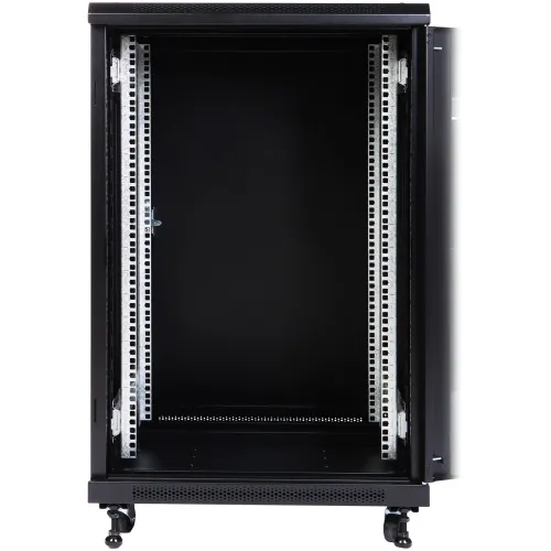 Czarna szafa serwerowa z otwartymi drzwiami, ukazująca puste wnętrze z metalowymi szynami montażowymi. Szafa stoi na kółkach, co ułatwia jej przemieszczanie.