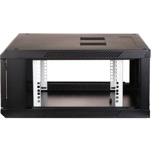 Czarna metalowa obudowa rackowa widziana z przodu, bez zamontowanych bocznych ścian i tylnej pokrywy. Wewnątrz widoczne są metalowe szyny montażowe.