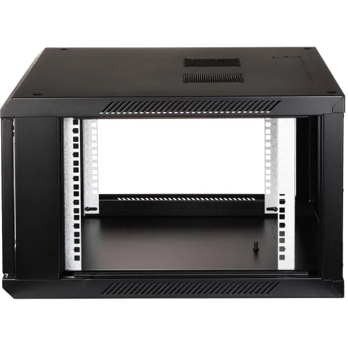 Czarna, metalowa obudowa serwerowa widziana z przodu, bez zamontowanych bocznych ścian i tylnej pokrywy. Wnętrze obudowy jest puste, z widocznymi szynami montażowymi.