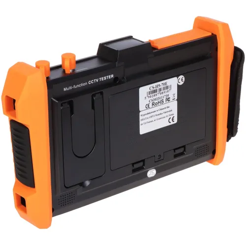 Na zdjęciu znajduje się wielofunkcyjny tester CCTV z widocznym tyłem, obudowany w czarno-pomarańczową obudowę ochronną. Urządzenie posiada etykiety z informacjami technicznymi oraz uchwyt po prawej stronie.