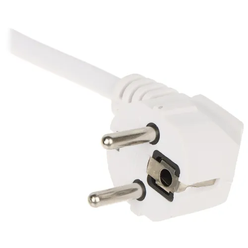 Biały wtyk elektryczny CEE z dwoma metalowymi bolcami i uziemieniem, widoczny z boku. Kabel wychodzi z wtyku pod kątem prostym, a tło jest jednolicie białe.