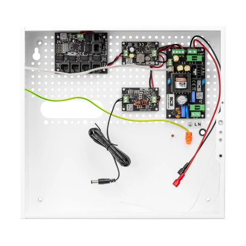 Zasilacz buforowy dla kamer umieszczony w białej, perforowanej obudowie z widocznymi komponentami elektronicznymi i okablowaniem. Produkt posiada różne złącza i elementy montażowe, umożliwiające łatwą instalację i podłączenie.