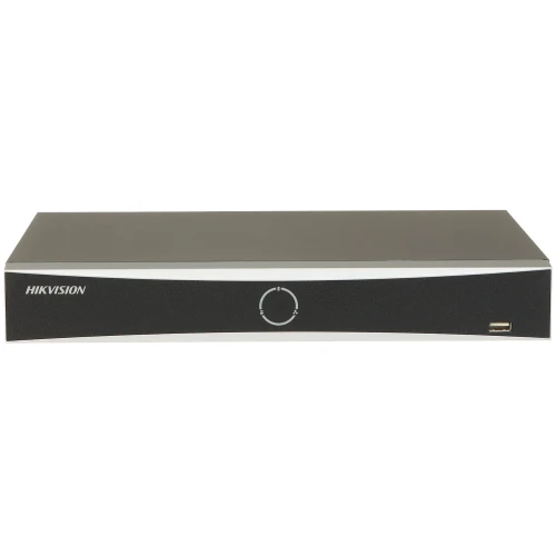 Czarny rejestrator Hikvision z logo na przednim panelu i portem USB po prawej stronie. Urządzenie ma prostokątny kształt i minimalistyczny design.