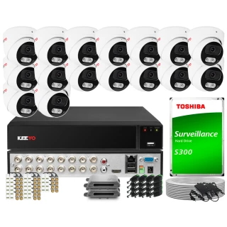 Zestaw do monitoringu składający się z szesnastu kamer kopułkowych, rejestratora oraz dysku twardego Toshiba S300. W zestawie znajdują się również kable, zasilacze i akcesoria montażowe.