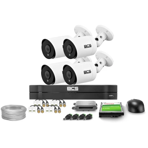 Zestaw do monitoringu składający się z czterech białych kamer BCS, rejestratora, dysku twardego, kabli oraz akcesoriów montażowych. Elementy są rozmieszczone na białym tle, prezentując kompletny system nadzoru.