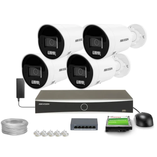 Zestaw do monitoringu składający się z czterech kamer, rejestratora, dysku twardego, kabla, zasilacza i akcesoriów montażowych. Kamery są białe z czarnymi elementami, a rejestrator ma elegancki, prosty design.