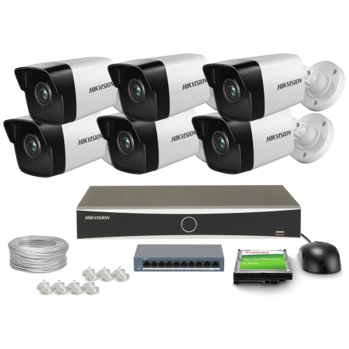 Zestaw do monitoringu składający się z sześciu kamer Hikvision, rejestratora, dysku twardego, kabla, wtyków oraz myszki. Kamery są w kolorze biało-czarnym, a rejestrator ma prostokątny kształt z okrągłym przyciskiem na przednim panelu.