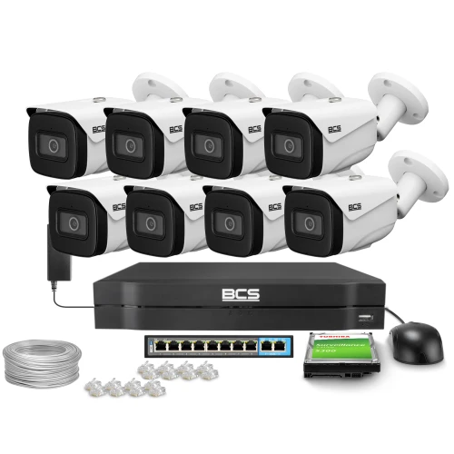 Zestaw do monitoringu składający się z ośmiu kamer BCS, rejestratora, dysku twardego, kabla sieciowego oraz złączek. Kamery są białe z czarnymi elementami, a rejestrator i dysk są oznaczone logo BCS.