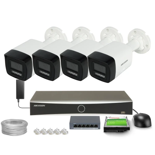Zestaw do monitoringu Hikvision składający się z czterech kamer, rejestratora, kabla, przełącznika sieciowego, myszki i karty pamięci. Kamery są białe z czarnymi frontami, a rejestrator ma prosty, nowoczesny design.