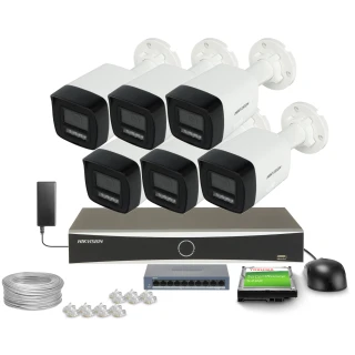 Zestaw do monitoringu Hikvision składa się z pięciu kamer, rejestratora, zasilacza, kabla, wtyków oraz dysku twardego. Wszystkie elementy są ułożone na białym tle, prezentując kompletny system zabezpieczeń.