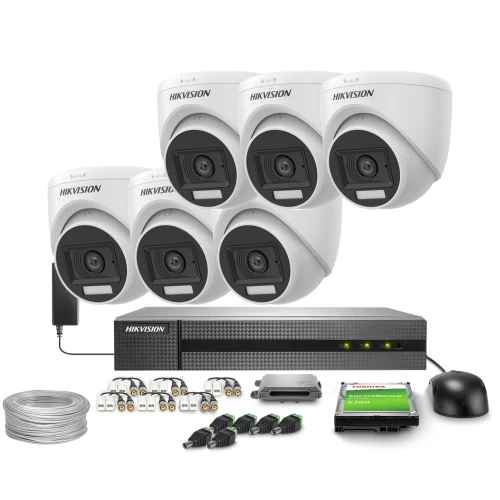 Zestaw do monitoringu Hikvision składający się z sześciu kamer, rejestratora, okablowania i akcesoriów montażowych. Na zdjęciu widoczna jest również karta pamięci i myszka komputerowa.