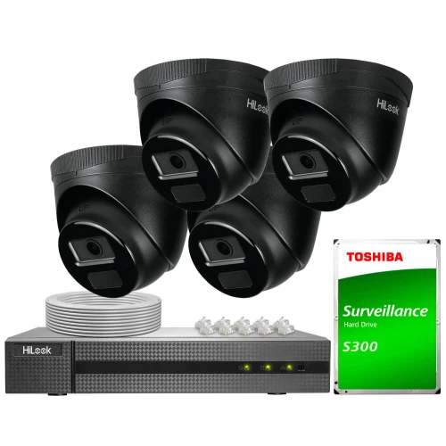 Na zdjęciu znajduje się zestaw do monitoringu, w skład którego wchodzą cztery czarne kamery HiLook, rejestrator, dysk twardy Toshiba S300 oraz kabel z wtyczkami. Elementy są ułożone na białym tle, prezentując kompletny system nadzoru.