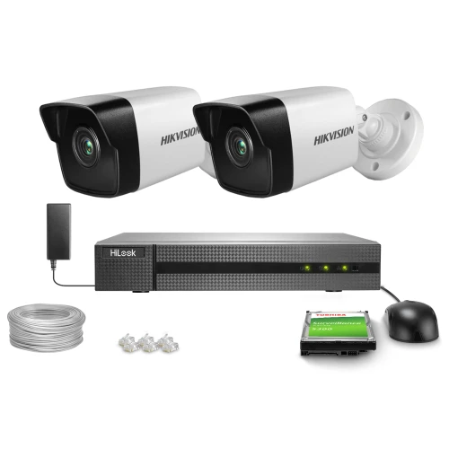 Zestaw do monitoringu składający się z dwóch kamer Hikvision, rejestratora HiLook, dysku twardego Toshiba, kabla, wtyczek oraz myszki. Kamery mają kompaktowy, biało-czarny design, a rejestrator jest prostokątny z widocznymi diodami LED.