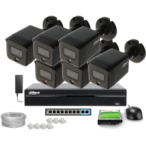 Na zdjęciu znajduje się zestaw do monitoringu IP, składający się z sześciu kamer, rejestratora, dysku twardego, zasilacza, kabla sieciowego oraz akcesoriów montażowych. Wszystkie elementy są ułożone na białym tle, a kamery i rejestrator mają czarną obudowę z logo Dahua.