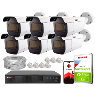Zestaw do monitoringu składa się z sześciu białych kamer IP, rejestratora, dysku twardego Toshiba o pojemności 1 TB oraz akcesoriów montażowych. Na zdjęciu widoczna jest również aplikacja mobilna BitVision na ekranie smartfona.