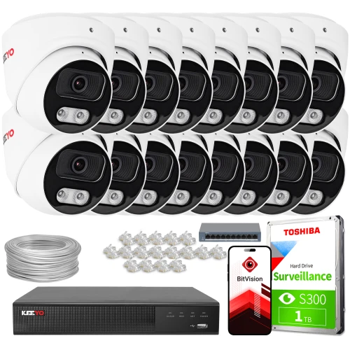 Zestaw do monitoringu składający się z dwunastu białych kamer, rejestratora, dysku twardego, przewodów oraz złączek. Na zdjęciu widoczny jest również telefon z aplikacją BitVision.