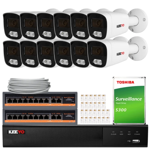 Zestaw do monitoringu składający się z dwunastu białych kamer, dwóch przełączników sieciowych, dysku twardego Toshiba oraz kabli i złączek. Elementy są ułożone na białym tle, prezentując kompletny system nadzoru.