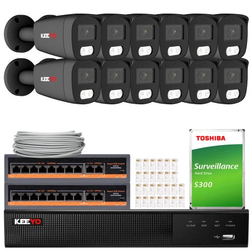 Zestaw do monitoringu IP składający się z dwunastu czarnych kamer, dwóch przełączników sieciowych, dysku twardego Toshiba oraz rejestratora wideo. W zestawie znajdują się również kable i złącza niezbędne do instalacji systemu.