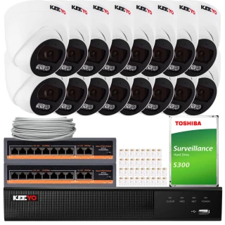 Zestaw do monitoringu IP składający się z dziesięciu białych kamer, dwóch przełączników sieciowych, dysku twardego Toshiba oraz rejestratora. W zestawie znajduje się również kabel sieciowy i złącza.