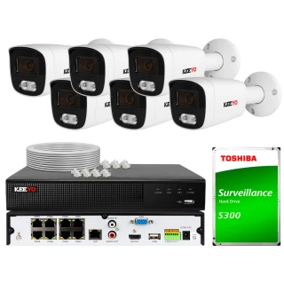Na zdjęciu znajduje się zestaw do monitoringu, który obejmuje sześć kamer marki Keeyo, rejestrator oraz dysk twardy Toshiba S300. W tle widoczne są również akcesoria, takie jak kable i złącza.