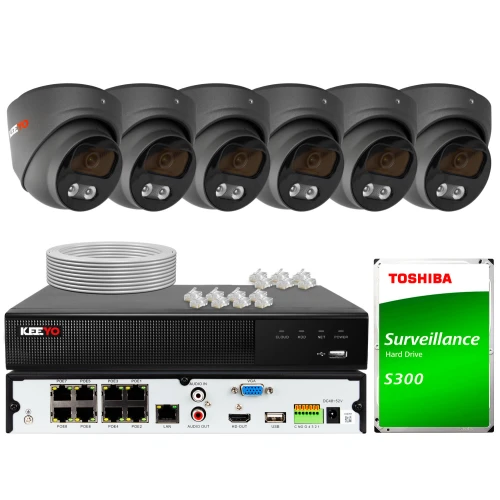 Zestaw do monitoringu składa się z sześciu czarnych kamer kopułkowych, rejestratora z różnymi portami oraz dysku twardego Toshiba S300. Na zdjęciu widoczne są również akcesoria, takie jak kabel i złącza sieciowe.