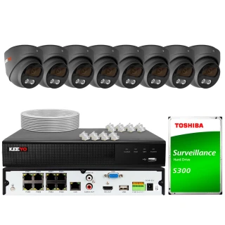 Zestaw do monitoringu składający się z ośmiu czarnych kamer, rejestratora, dysku twardego Toshiba S300 oraz akcesoriów takich jak kable i złącza. Kamery są ułożone w rzędzie nad rejestratorem, a wszystkie elementy są przedstawione na białym tle.