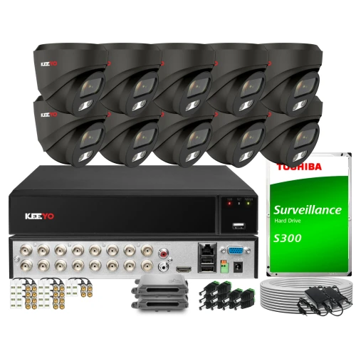 Na zdjęciu znajduje się zestaw do monitoringu, który obejmuje osiem czarnych kamer, rejestrator, dysk twardy Toshiba oraz akcesoria montażowe i kable. Kamery są ułożone w dwóch rzędach, a poniżej znajduje się rejestrator z widocznymi portami i złączami.