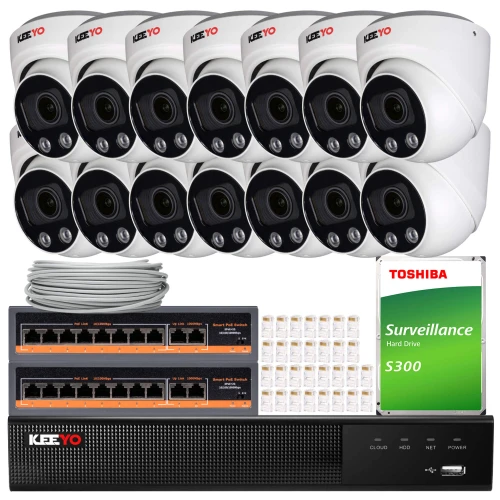 Zestaw do monitoringu składający się z dwunastu kamer, rejestratora, dysku twardego Toshiba oraz kabli i akcesoriów montażowych. Kamery są białe z czarnymi obiektywami, a rejestrator i dysk są oznaczone marką Keeyo i Toshiba.