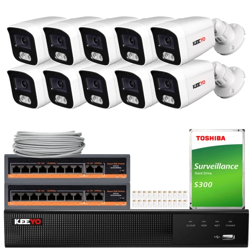 Zestaw do monitoringu składający się z dziesięciu kamer, dwóch przełączników sieciowych, dysku twardego Toshiba oraz rejestratora. W tle widoczny jest również zwinięty kabel sieciowy i zestaw złączek.