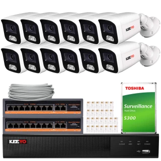 Na zdjęciu znajduje się zestaw do monitoringu, który obejmuje dwanaście kamer, rejestrator, dysk twardy Toshiba oraz kable i złącza. Kamery są ułożone w dwóch rzędach, a pozostałe elementy zestawu są rozmieszczone poniżej.