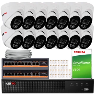 Zestaw do monitoringu składający się z dwunastu białych kamer, dwóch przełączników sieciowych, dysku twardego Toshiba oraz rejestratora. W zestawie znajduje się również kabel sieciowy i złącza.
